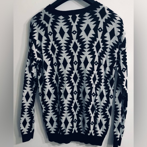 Forever 21 woman’s sweater scoop neck pull over long sleeves black white. M - Picture 2 of 3